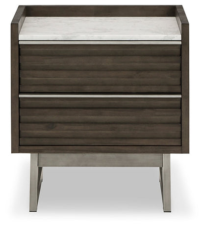 Lit queen-size Arkenton avec commode, coffre et table de chevet à miroir