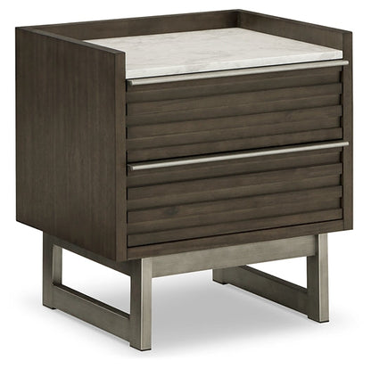 Lit à panneaux Arkenton California King avec commode, coffre et table de chevet à miroir